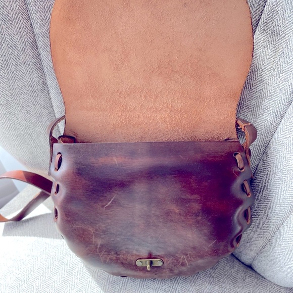 100% natural leather satchel with metal hardware closure.  Gorgeous! - Picture 3 of 5